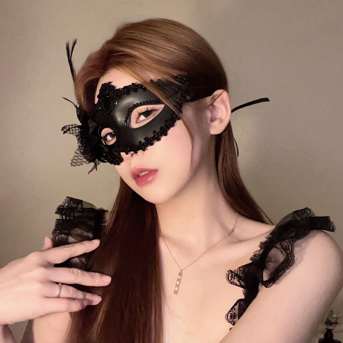 Elegant Costume Party Accessory Masquerade Mask with Feathers and Lace